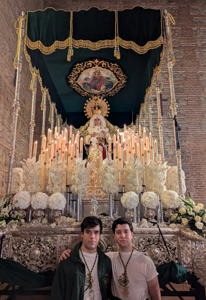 Los primos Jaime y Javier frente al palio de la Macarena en Guadalajara