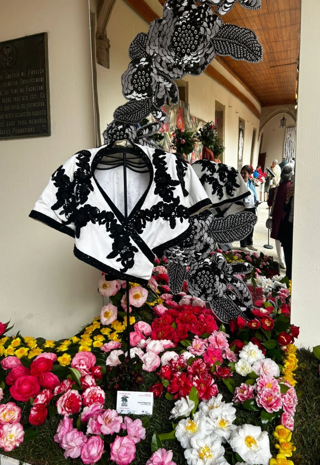Traje tradicional en la exposición Camelia flor de Galicia