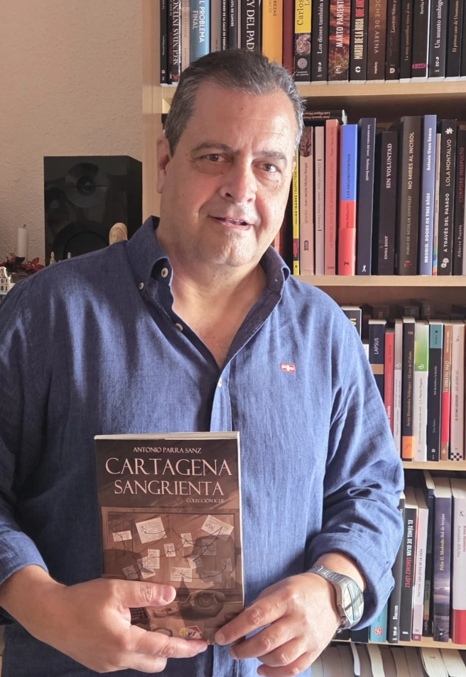 Antonio Parra con su libro