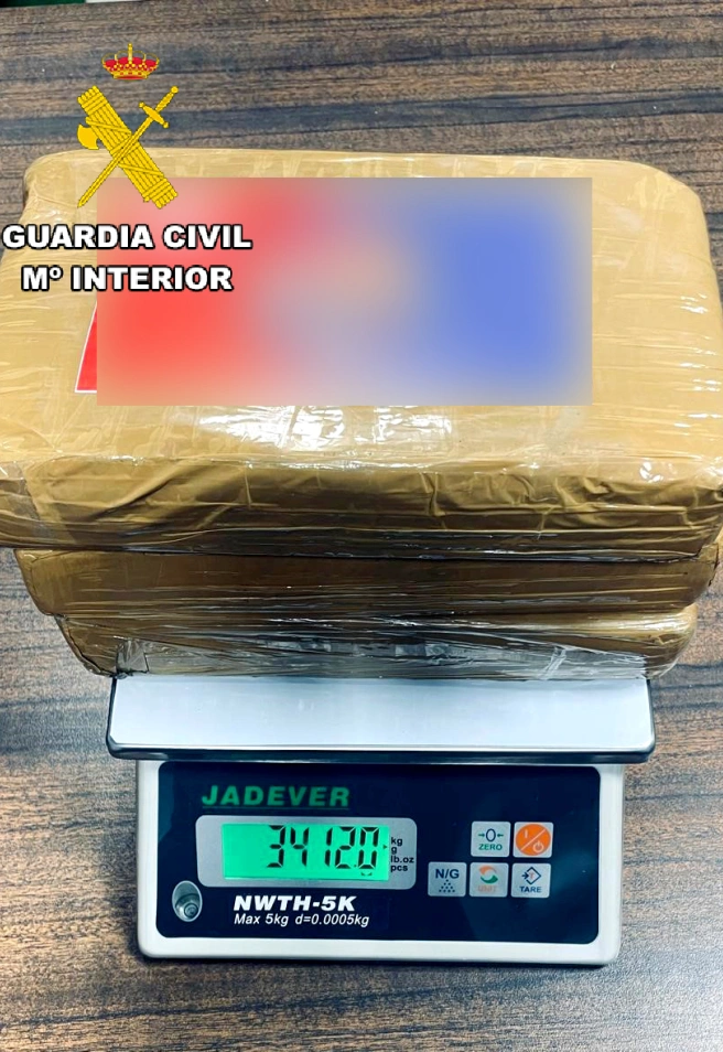 El conductor de 45 años, vecino de Granada, fue sorprendido en un dispositivo de seguridad vial con tres paquetes de cocaína dentro de una mochila