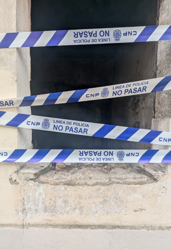FOTO VERTICAL Ventana rodeada de cinta policial en Monte Alto, A Coruña