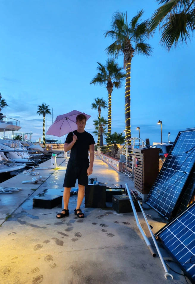 Ni rastro de las baterías y las placas solares del barco hundido en Dénia