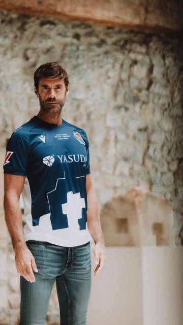 Xabi Prieto posa con la camiseta en homenaje a Chillida