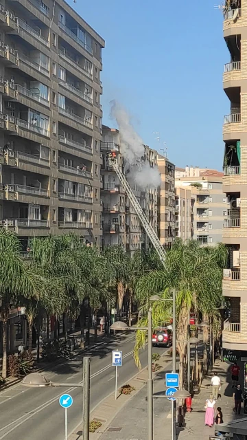 Importante incendio en un edificio de viviendas en pleno centro de Motril