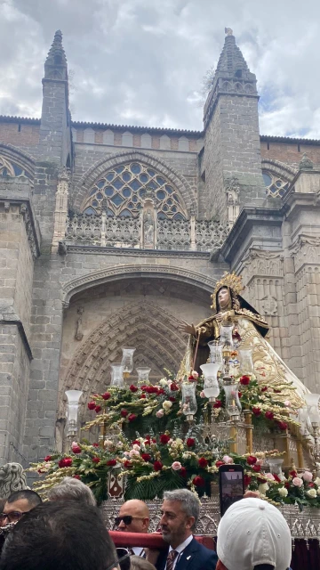 Video: Salida de La Santa desde la Catedral de Ávila
