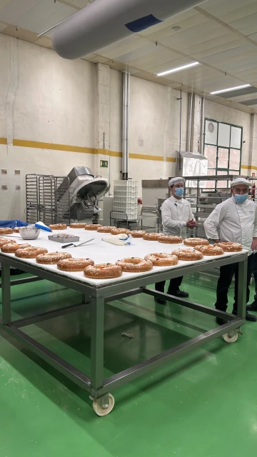 Descubre cómo trabajan dentro del obrador que prepara los roscones de reyes para el 6 de enero