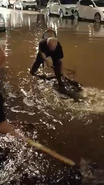 La maleza atascaba el sumidero en Pelamios