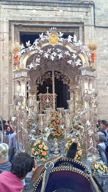 Colocación del simpecado de Jerez en la carreta antes de iniciar la marcha