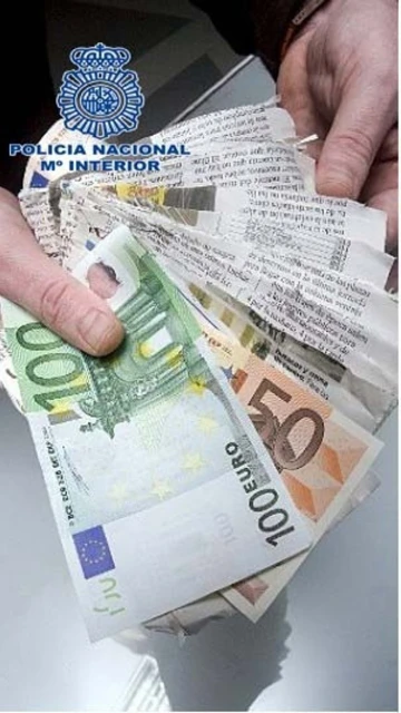 Timo de la estampitaAgentes de la Policía Nacional han desarticulado en Badajoz un grupo organizado, formado por diez personas, que se dedicaban a la estafa mediante el "timo de la estampita", y al que se le imputan 31 delitos de este tipo.POLITICA EXTREMADURA ESPAÑA EUROPAJEFATURA SUPERIOR DE POLICÍA DE EXTREMADURA