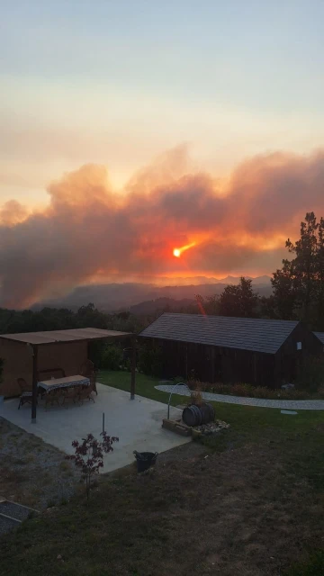 Momentos con el incendio activo en el entorno de las cabañitas de Cenlle