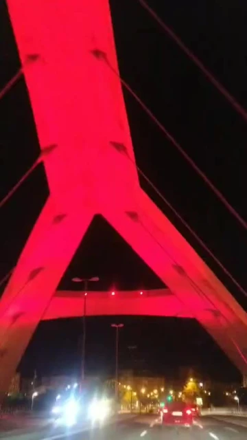 Así es la nueva iluminación de colores del Puente del Tercer Milenio.
