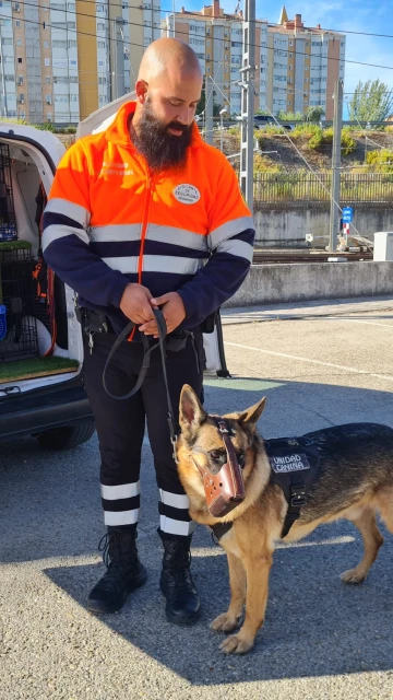 Miguel Ángel (guía) y su perro Yago