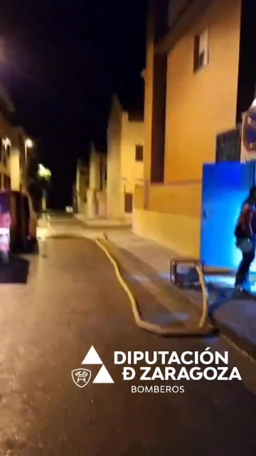 Los bomberos de la Diputación de Zaragoza han seguido trabajando durante toda la noche.