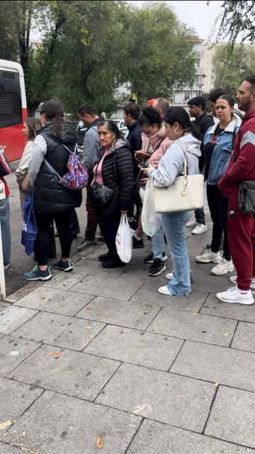 Cientos de personas esperan la llegada de un autobús