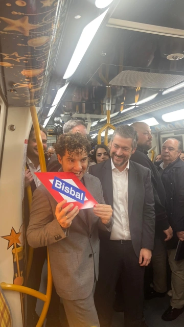 Bisbal con la placa de metro con su nombre