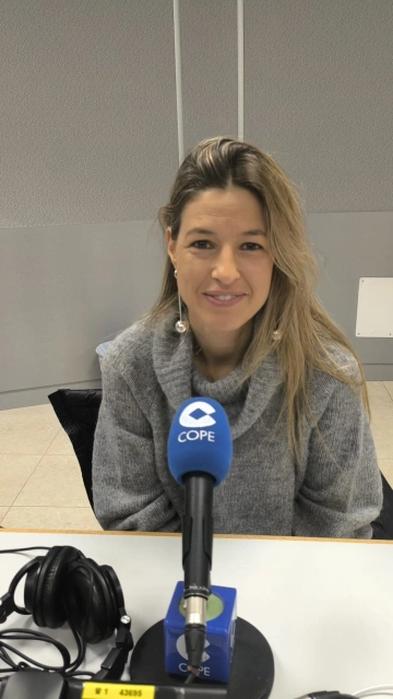 La fotógrafa expone el 'caos ordenado' del backstage de la Semana de la Moda de Ponferrada, un relato inmersivo de lo que nadie ve antes de que comience el desfile