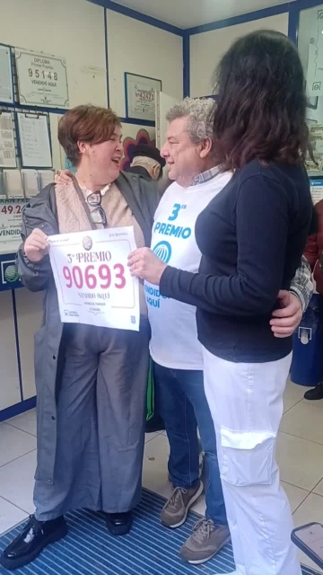 Loli y Manoli son dos empleadas del supermercado Familia, en Alcalde Lens, a las que la suerte les ha sonreído esta mañana con un tercer premio. Compraron un décimo del 90693 a repartir entre las 23 trabajadores. Un tercero que sabe a Gordo