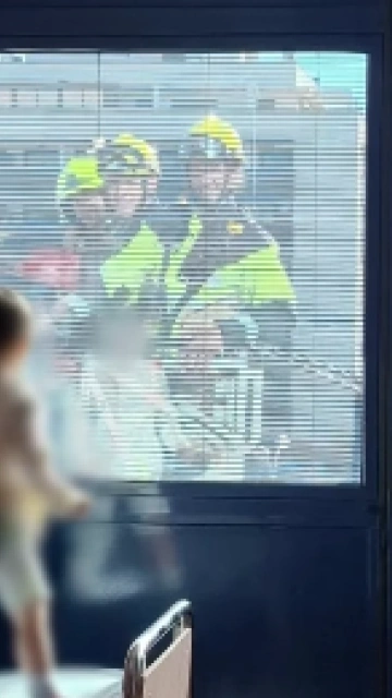 Los Bomberos sorprenden a los niños del Hospital San Jorge de Huesca
