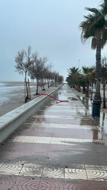 El mar alcanza el paseo marítimo de Moncofa