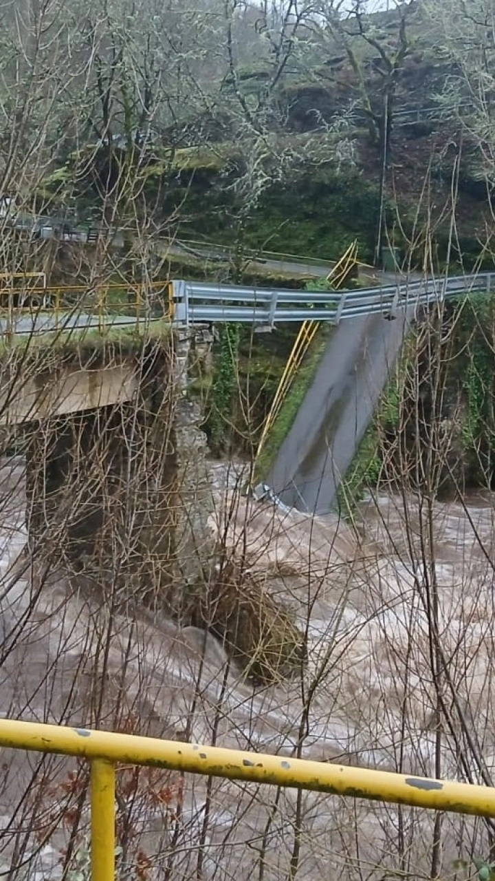 La Ponte da Aceña, en Navia de Suarna, colapsó en las últimas horas ha causa del temporal