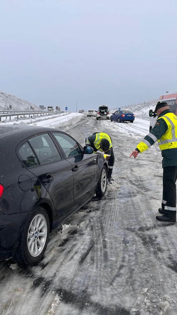Labores de auxilio de la Guardia Civil en los puntos más afectados por la nevada en la provincia de Valladolid