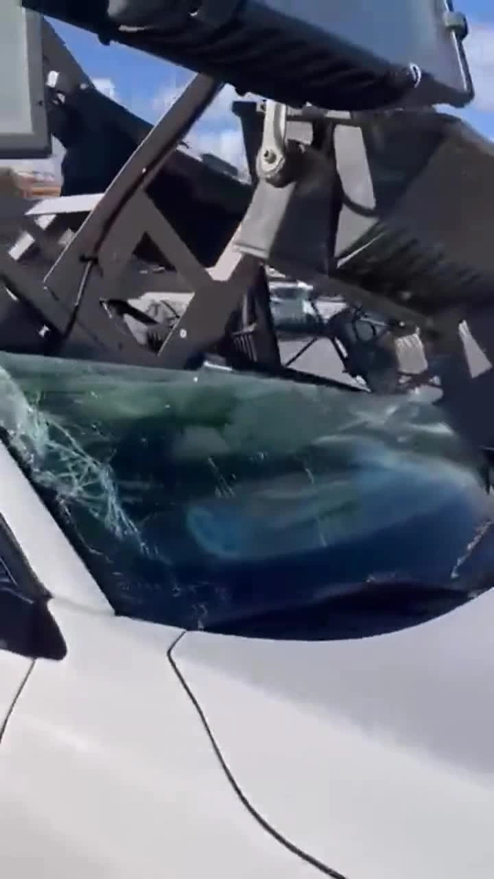 Una torre de iluminación del campo del Betis Florida se ha venido abajo y ha aplastado varias cosas.