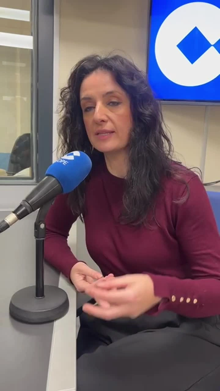 Momento de la entrevista con Marta Abengochea en los estudios de COPE.