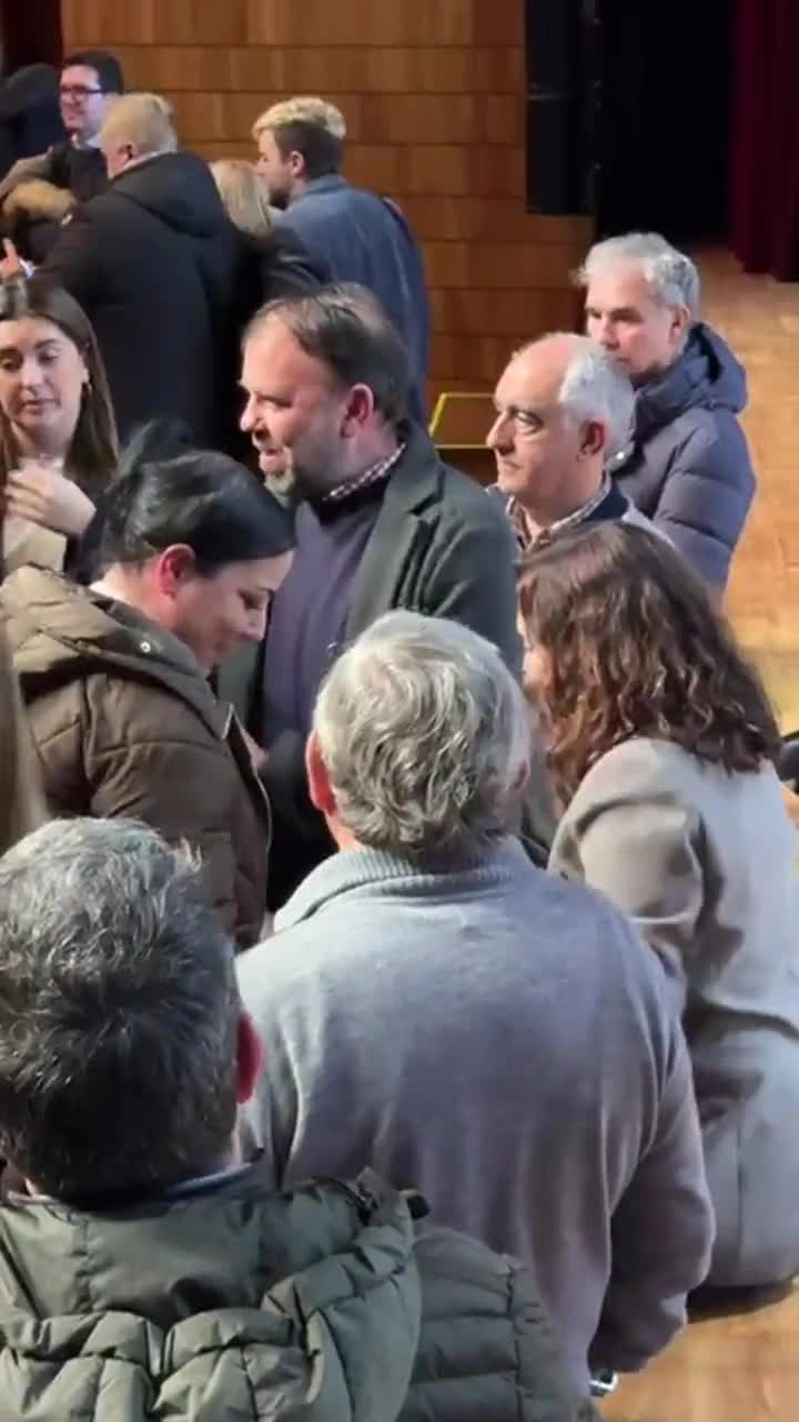 Así fue el momento en el que Loscertales (PSOE) se acercó para fotografiarse con Ayuso
