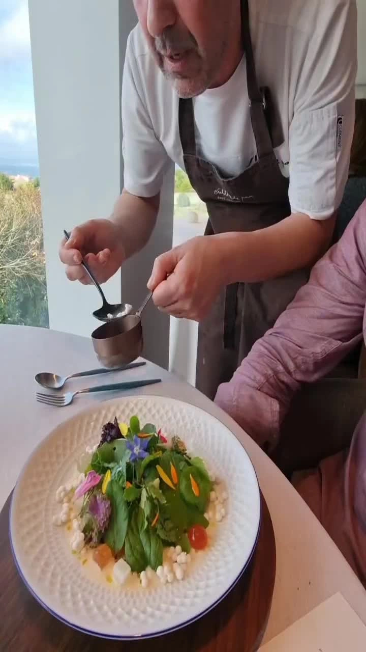 Javier Olleros en su restaurante de O Grove