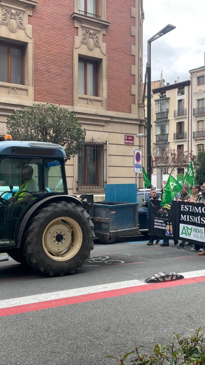 Tractores y agricultores en dirección al Parlamento de La Rioja