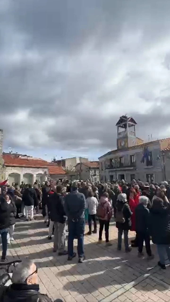 Concentración de alumnos y profesores del Centro Cultural de Moralzarzal