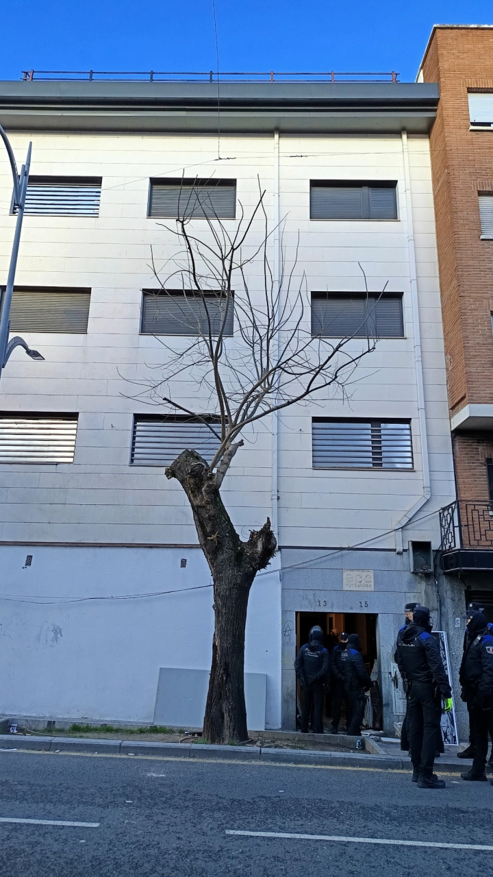 Antidisturbios llegando al edificio ocupado de la calle Real 13-15