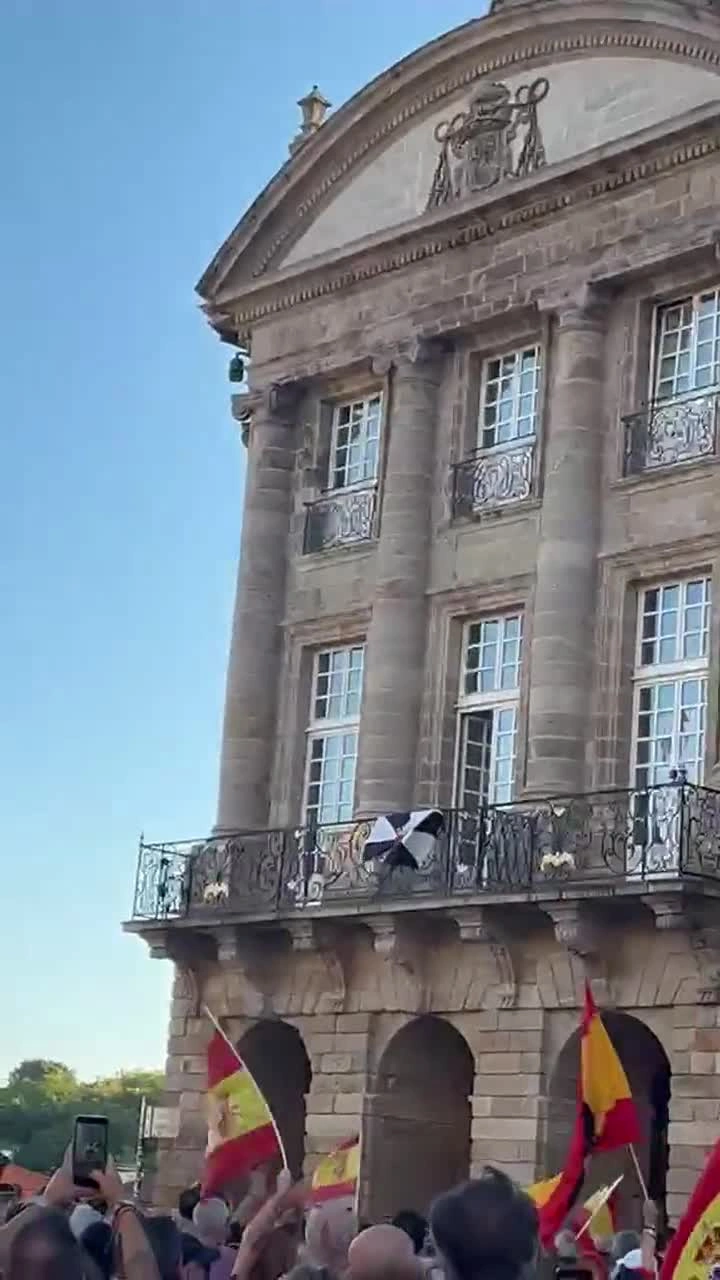 El balcón del ayuntamiento de Santiago, con la bandera de Ceuta