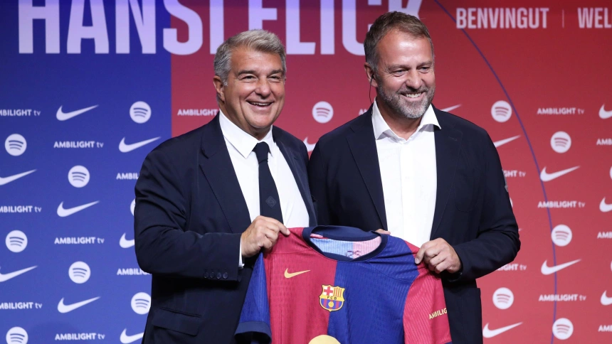 Joan Laporta junto a Hansi Flick en la presentación del alemán como nuevo entrenador del Barcelona.