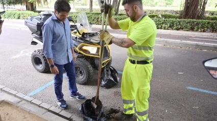 Carlos Mundina. Los trabajos de limpieza de los imbornales de cara a la temporada de lluvias.
