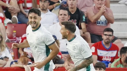 Los jugadores del Huesca celebran uno de los goles ante el Granada.