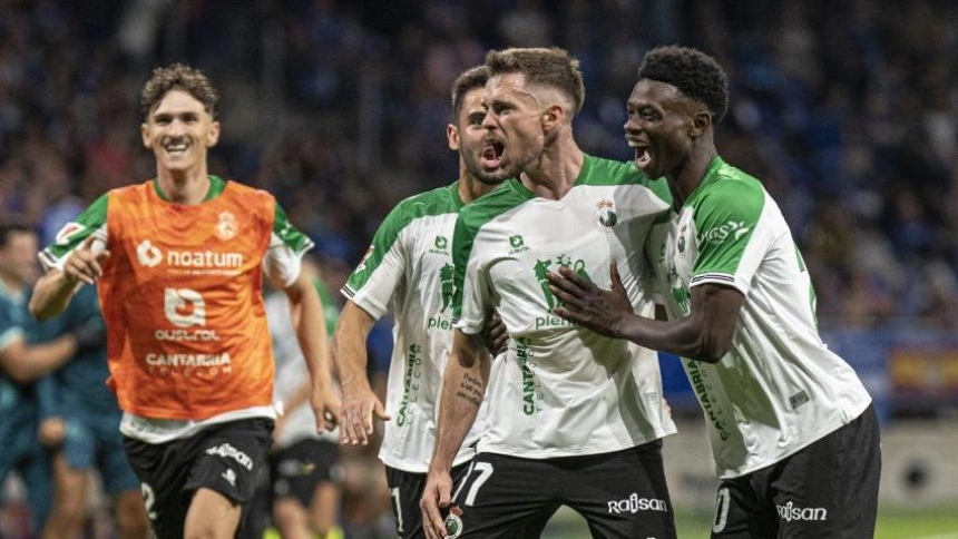 Los jugadores del Racing celebran la victoria contra el Oviedo en el Carlos Tartiere.