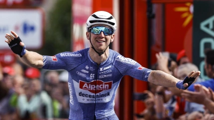 El ciclista australiano del equipo Alpecin-Deceuninck Kaden Groves celebra su victoria.