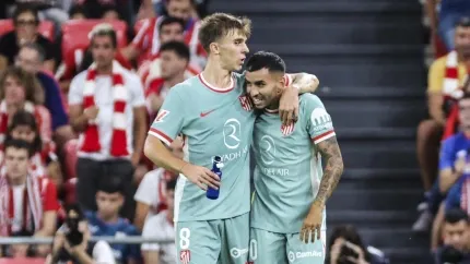 Correa celebra con Sorloth un gol.