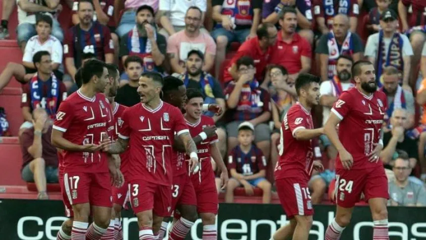 Los jugadores del Cartagena celebran la victoria ante el Eldense.