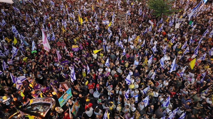 -FOTODELDÍA- Tel Aviv (Israel), 01/09/2024.- Miles de manifestantes en apoyo a las familias de los rehenes israelíes retenidos por Hamás en Gaza participan en una manifestación de protesta frente a la sede militar de Kyria en Tel Aviv, Israel, el 1 de septiembre de 2024. Los manifestantes pidieron al primer ministro israelí Netanyahu que firme "inmediatamente" un acuerdo sobre los rehenes. EFE/EPA/ABIR SULTAN