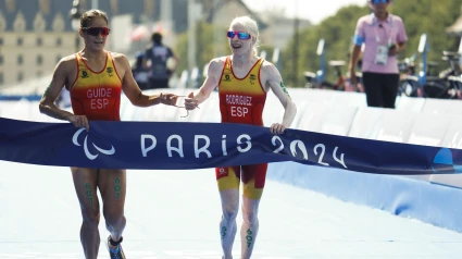 Susana Rodríguez acompañada por su guía, Sara Pérez, consigue la medalla de oro.