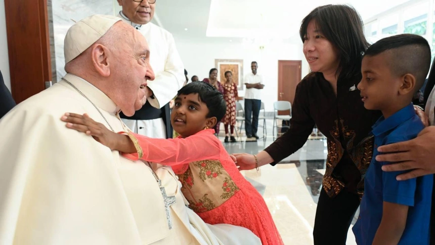 El papa saluda a niños huérfanos y migrantes en su llegada a Indonesia