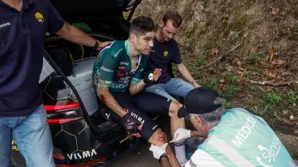 El belga Wout van Aert, tras la caída sufrida en la etapa.