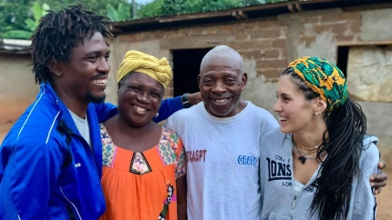 Remei e Ignace con su familia en Camerún