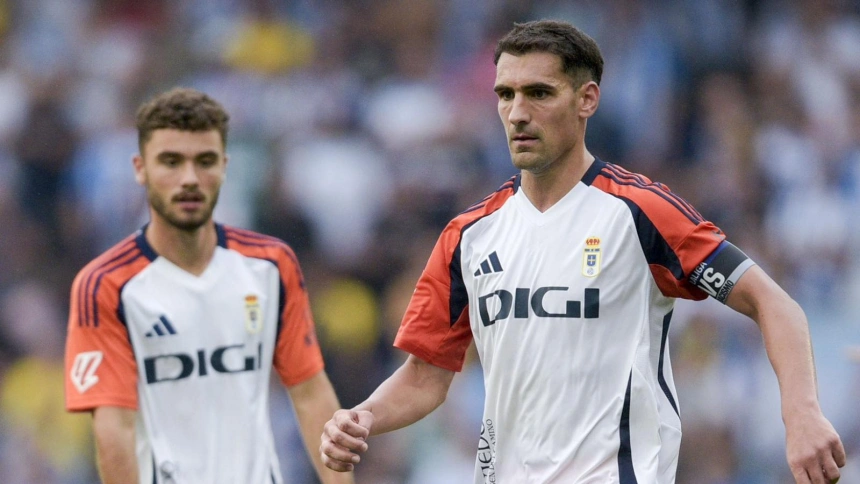 Dani Calvo con el brazalete del Real Oviedo.