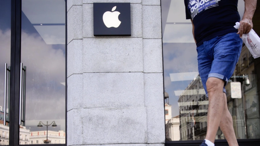 Una persona pasa junto a la tienda Apple en la Puerta del Sol
