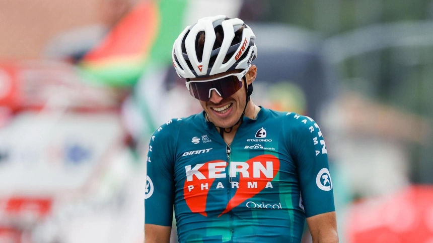 Urko Berrade celebra su victoria durante la decimoctava etapa de la Vuelta a España.