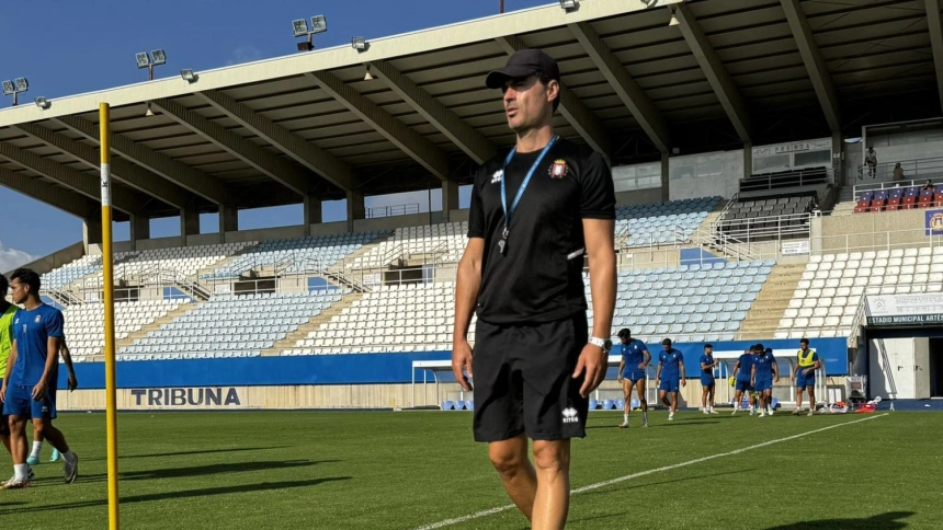 Alberto Castillo, entrenador del CF Lorca Deportiva durante un entrenamiento