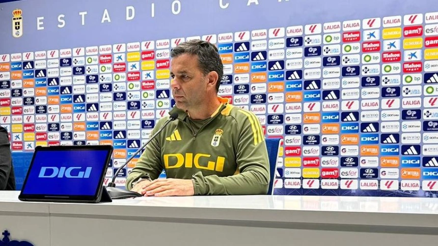 Javi Calleja en la sala de prensa del Tartiere.